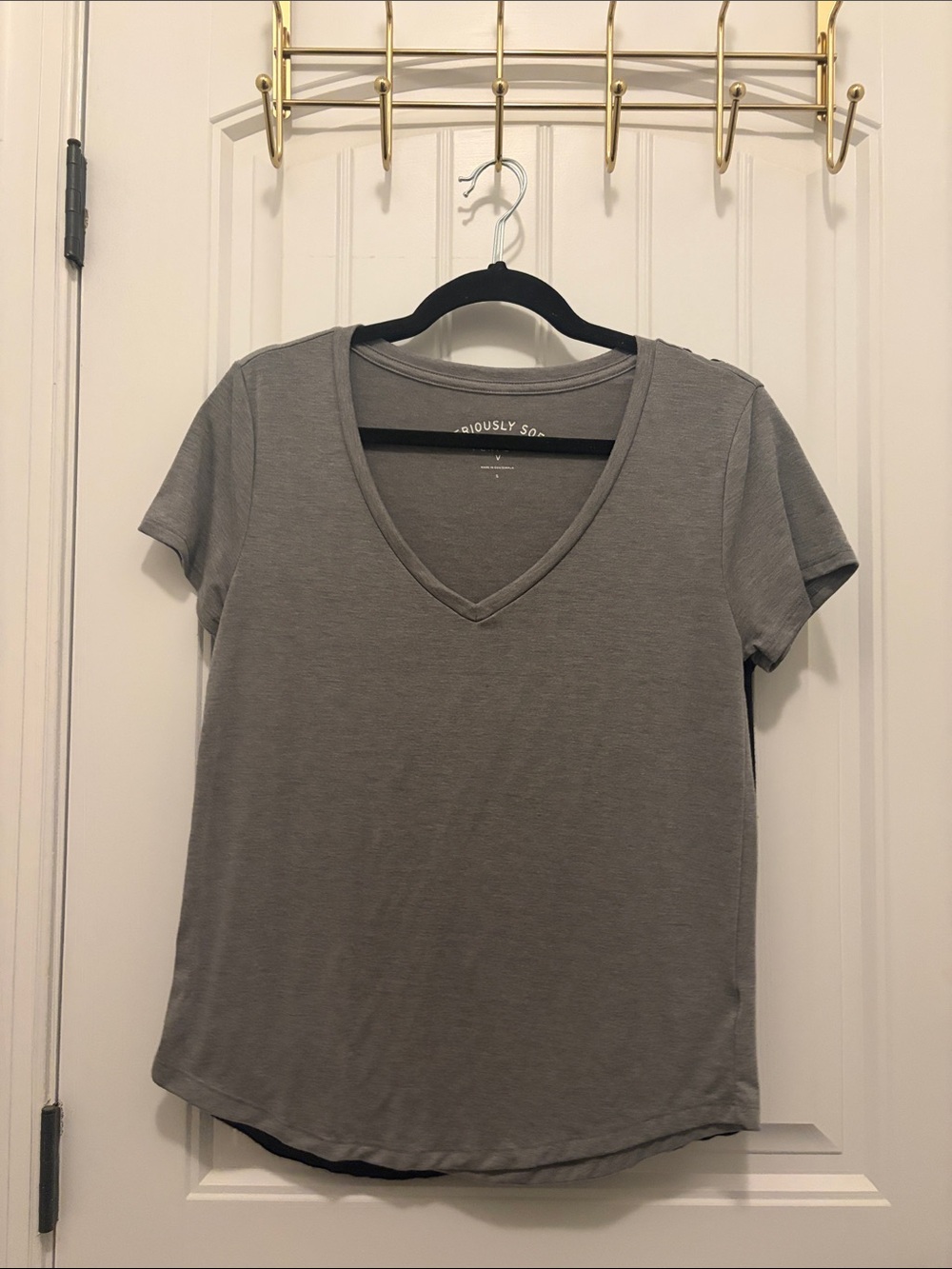 Aeropostal v-neck in black and gray